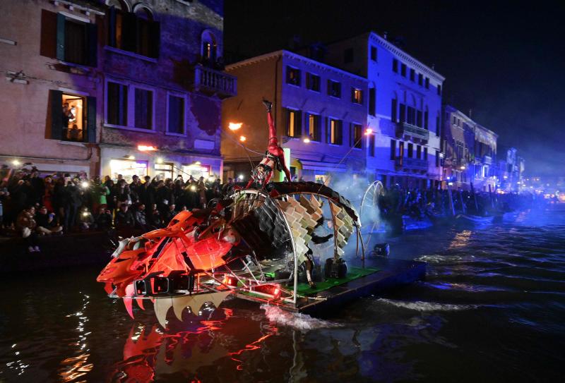Venecia ha dado el pistoletazo de salida a su Carnaval. Una espectacular regata en el Gran Canal y un gran desfile de máscaras han inaugurado la cita de este año, que se prolongará hasta el 5 de marzo. 