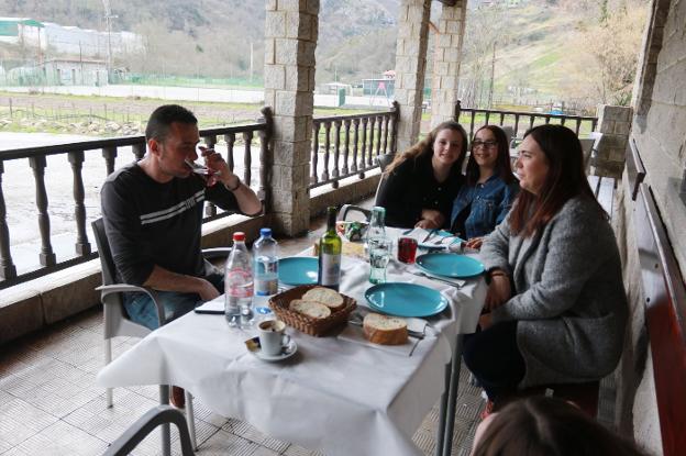 Mieres. La familia Arraiz, en una terraza en Baíña. 