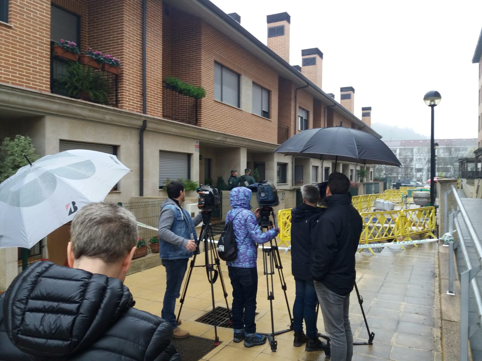 Momento en el que los agentes de la Guardia Civil hacen guardia en el domicilio, en la localidad vizcaína de Amorebieta-Echano, de uno de los hombres detenidos por su presunta implicación en el asesinato de Francisco Javier Ardines González, concejal de Izquierda Unida en Llanes