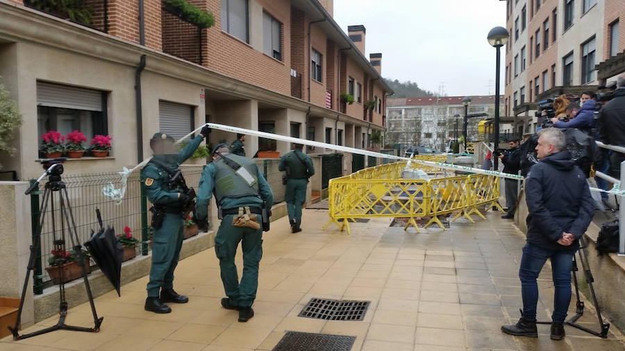 Momento en el que los agentes de la Guardia Civil hacen guardia en el domicilio, en la localidad vizcaína de Amorebieta-Echano, de uno de los hombres detenidos por su presunta implicación en el asesinato de Francisco Javier Ardines González, concejal de Izquierda Unida en Llanes