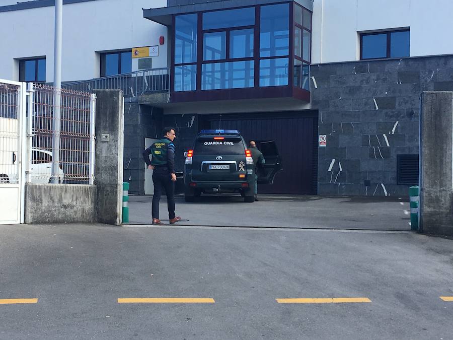 Momento en el que los agentes de la Guardia Civil hacen guardia en el domicilio, en la localidad vizcaína de Amorebieta-Echano, de uno de los hombres detenidos por su presunta implicación en el asesinato de Francisco Javier Ardines González, concejal de Izquierda Unida en Llanes