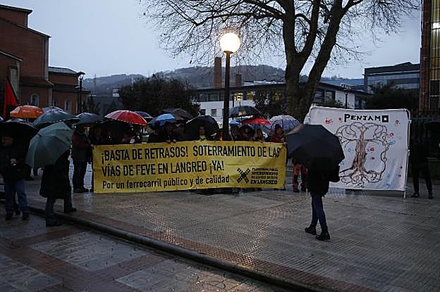 Medio centenar de personas protestaron por la paralización de las obras del soterramiento. 