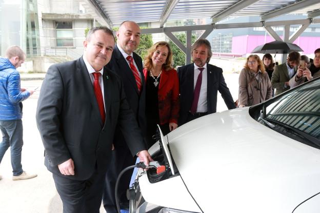 Autoridades, en la inauguración de la estación. 