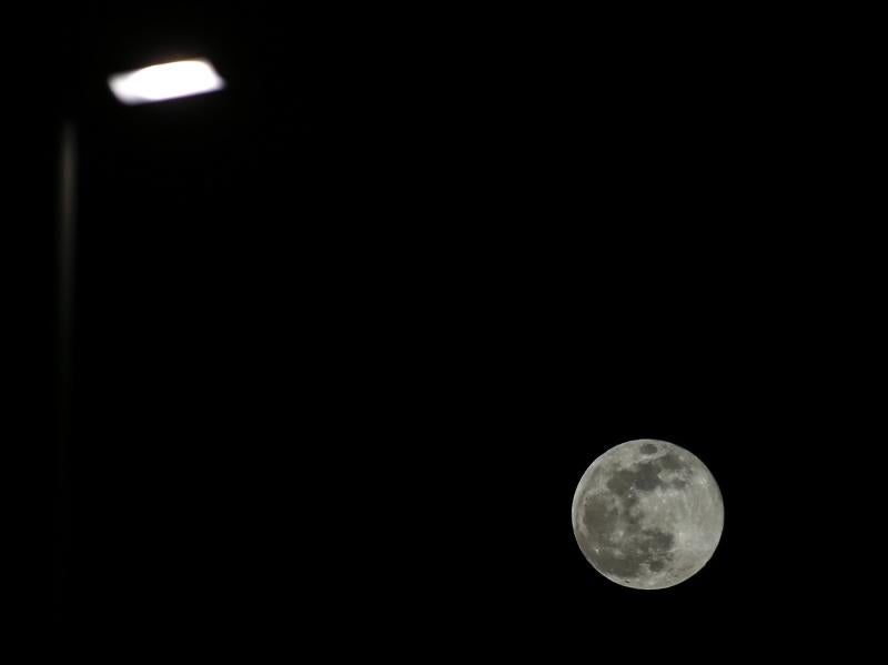 La luna llena vista desde Gijón.