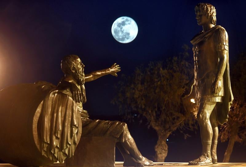 La luna llena vista desde Corinto (Grecia).