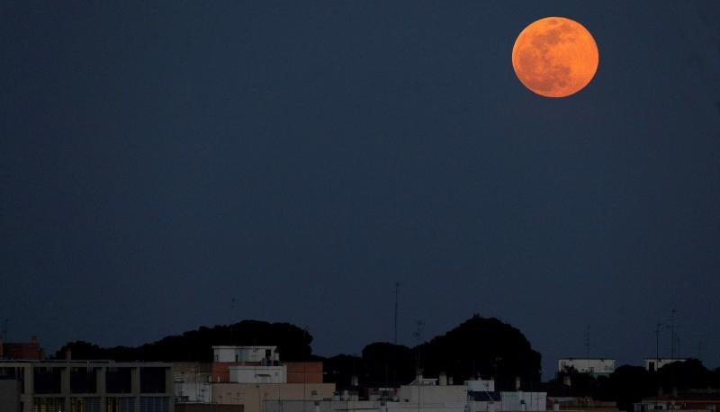 La luna llena vista desde Valencia.