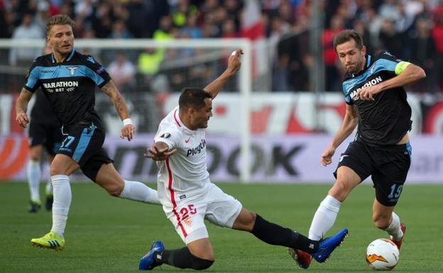 Mercado trata de frenar a Lulic. 