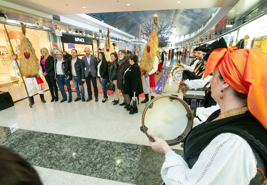 Los desfiles y las actuaciones de las mascaradas de invierno se sucederán en Intu Asturias hasta el 9 de marzo para preservar y difundir el patrimonio cultural y artístico de la región.