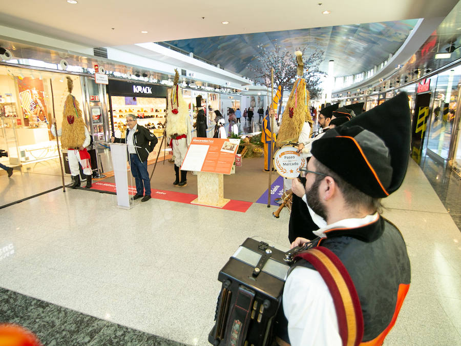 Los desfiles y las actuaciones de las mascaradas de invierno se sucederán en Intu Asturias hasta el 9 de marzo para preservar y difundir el patrimonio cultural y artístico de la región.