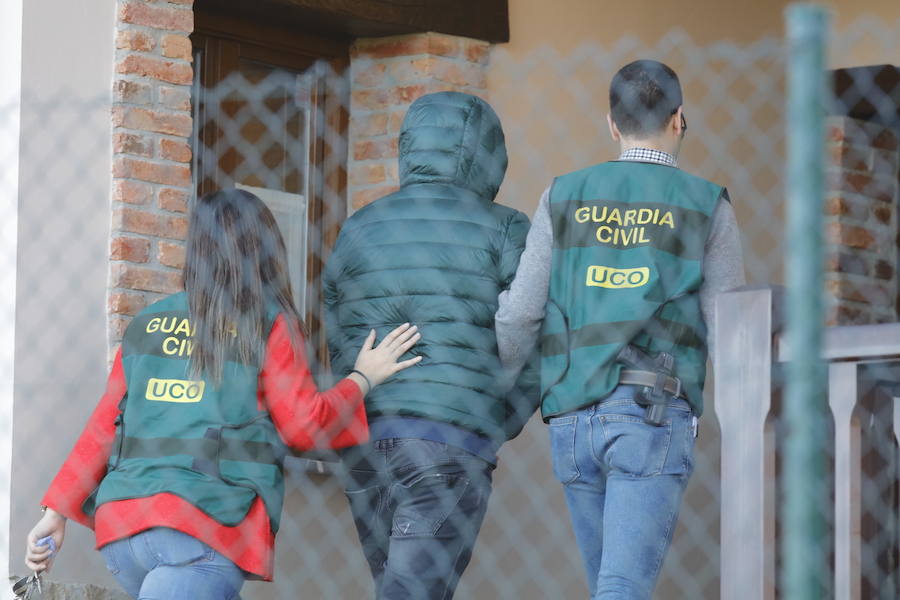 Los agentes de la Guardia Civil registran el domicilio del marido de la prima política del concejal de Llanes en Belmonte de Pría.