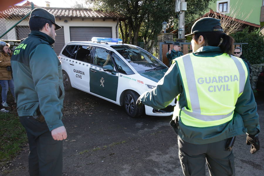 Los agentes de la Guardia Civil registran el domicilio del marido de la prima política del concejal de Llanes en Belmonte de Pría.