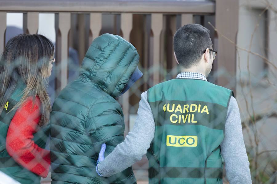 Los agentes de la Guardia Civil registran el domicilio del marido de la prima política del concejal de Llanes en Belmonte de Pría.