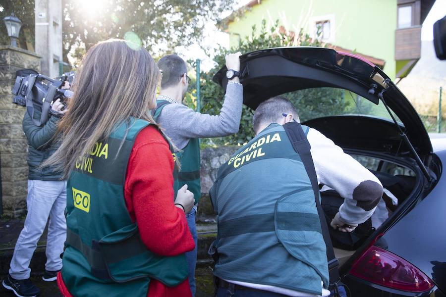 Los agentes de la Guardia Civil registran el domicilio del marido de la prima política del concejal de Llanes en Belmonte de Pría.