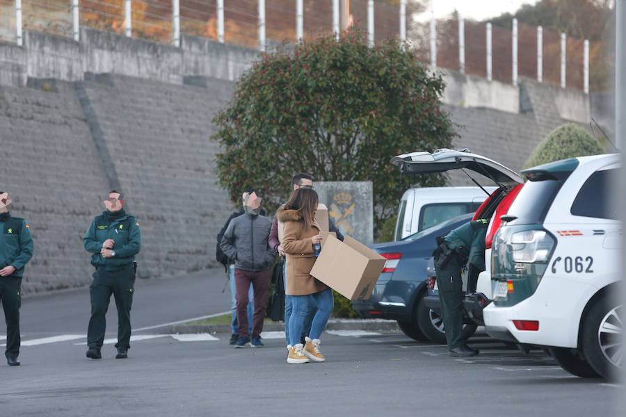 Los agentes de la Guardia Civil registran el domicilio del marido de la prima política del concejal de Llanes en Belmonte de Pría.