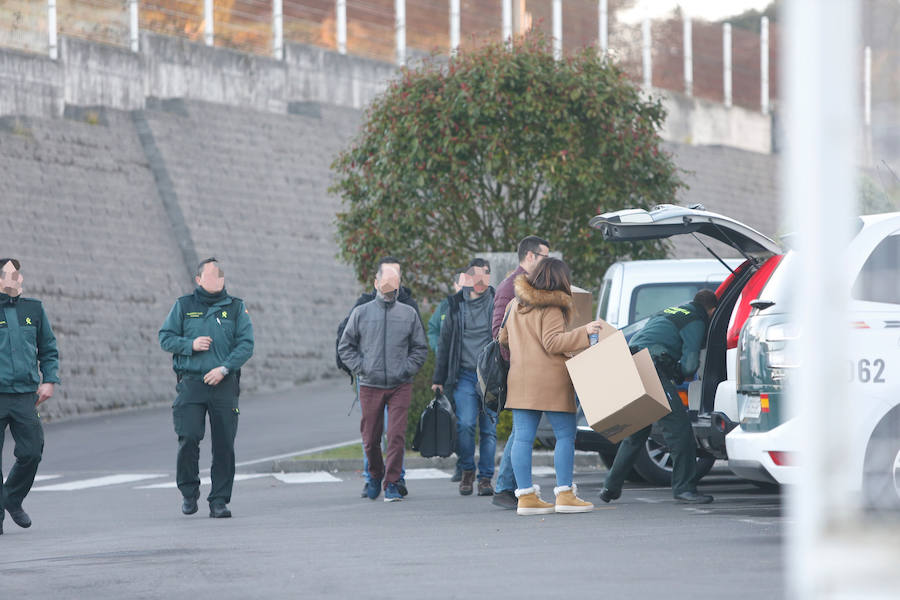 Los agentes de la Guardia Civil registran el domicilio del marido de la prima política del concejal de Llanes en Belmonte de Pría.