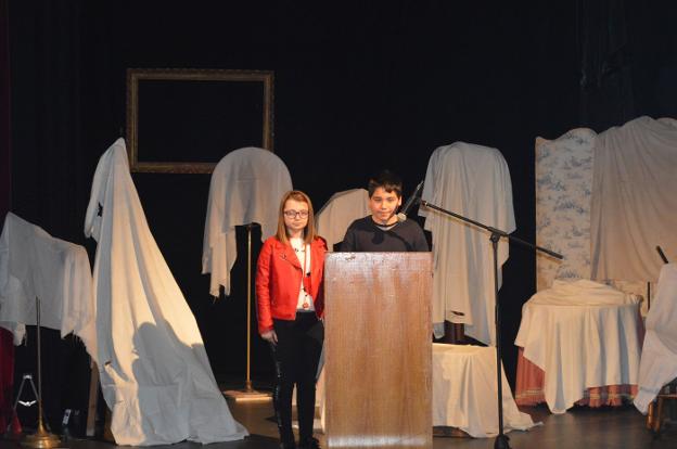 Paula Flórez y Bernabé Rodríguez leen sus manifiestos en el teatro Toreno, en Cangas. 