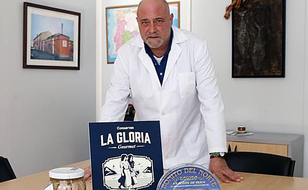 Ignacio González. Costera (Gijón). Empezaron ofreciendo hasta elaboraciones de chicharrón, preparaciones que su actual responsable no llegó a conocer. La fábrica la fundó su abuelo Gonzalez Barrio. En 2016 presentaron su nueva línea de patés y ahora, cerca ya de cumplir el centenario de la marca Conservas La Gloria, presentan una nueva gama de productos gourmet que recuerda el nombre. La trabajan además de Costera y La Gloria normal. Ahora se emplean en recuperar su imagen vintage.