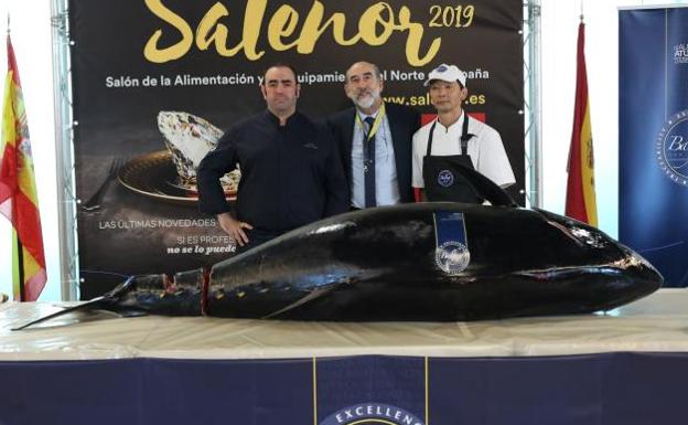 Ekaitz Apraiz, Juan Serrano y Nobuyuki Tajiri, antes de iniciar su demostración en Salenor con un atún rojo de 250 kilos.