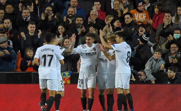 Los jugadores del Valencia celebran el gol de Gameiro en Mestalla. 