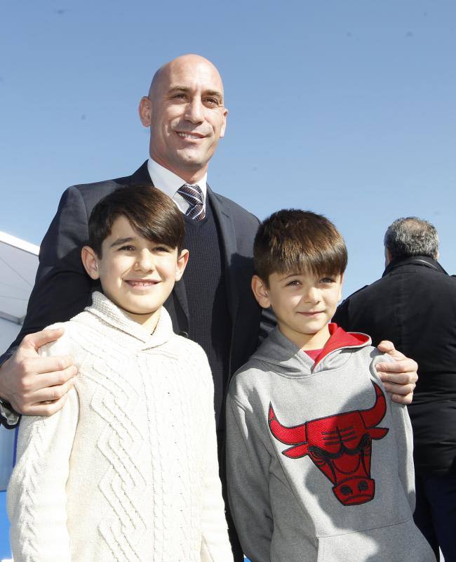 Ante la ostensible emoción de su presidente, Maximino Martínez, la Real Federación de Fútbol del Principado dio un paso más en su camino hacia su nueva ubicación este mediodía en Nuevo Roces. El máximo dirigente del fútbol español, Luis Rubiales, apadrinó junto al excentrocampista ovetense Pelayo Novo ese impulso para la mudanza a la futura casa del balompié en la región, en un acto que reunió a los presidentes del Sporting, Oviedo y Langreo, así como a varios dirigentes y técnicos de los clubes de la región, árbitros como el colegiado de Primera División Pablo González Fuertes y representantes de todos los grupos políticos.