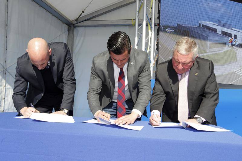 Ante la ostensible emoción de su presidente, Maximino Martínez, la Real Federación de Fútbol del Principado dio un paso más en su camino hacia su nueva ubicación este mediodía en Nuevo Roces. El máximo dirigente del fútbol español, Luis Rubiales, apadrinó junto al excentrocampista ovetense Pelayo Novo ese impulso para la mudanza a la futura casa del balompié en la región, en un acto que reunió a los presidentes del Sporting, Oviedo y Langreo, así como a varios dirigentes y técnicos de los clubes de la región, árbitros como el colegiado de Primera División Pablo González Fuertes y representantes de todos los grupos políticos.