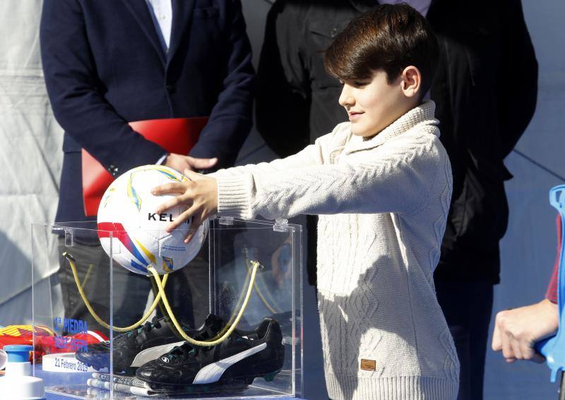 Ante la ostensible emoción de su presidente, Maximino Martínez, la Real Federación de Fútbol del Principado dio un paso más en su camino hacia su nueva ubicación este mediodía en Nuevo Roces. El máximo dirigente del fútbol español, Luis Rubiales, apadrinó junto al excentrocampista ovetense Pelayo Novo ese impulso para la mudanza a la futura casa del balompié en la región, en un acto que reunió a los presidentes del Sporting, Oviedo y Langreo, así como a varios dirigentes y técnicos de los clubes de la región, árbitros como el colegiado de Primera División Pablo González Fuertes y representantes de todos los grupos políticos.