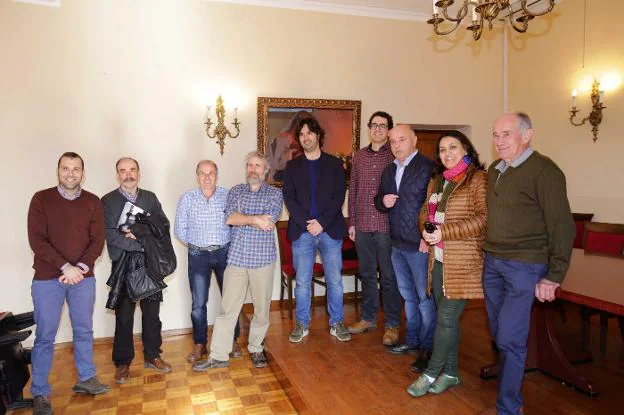 José Manuel González, Jesús García, Alfonso Artidiello, Xuan Valladares, Enrique Riestra, Félix Fernández, José Manuel Fernández, Charo Fernández y José Manuel Alonso en Cangas. 