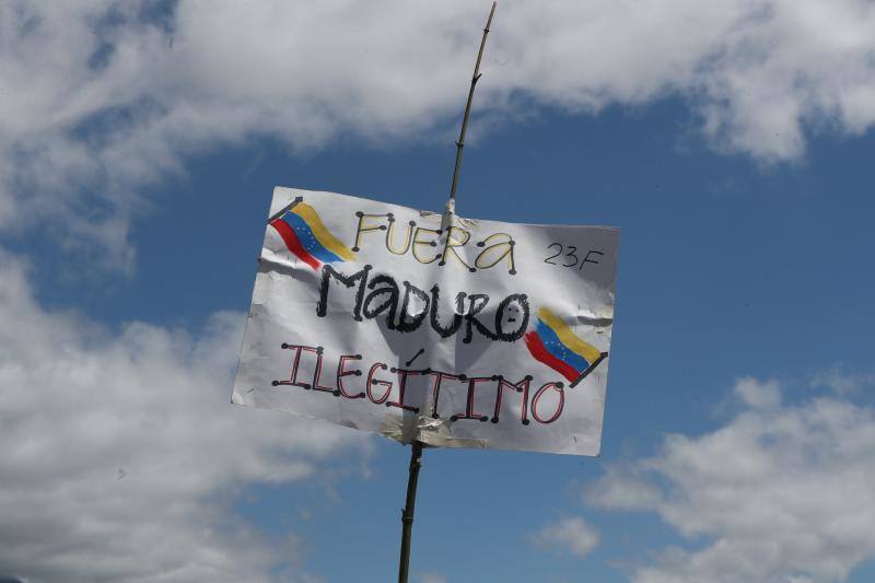 En Ureña, el caos se apoderó de la capital del municipio de Pedro María Ureña, donde el ejército se plantaba como un muro con sus escudos y lanzaba gases lacrimógenos a un numeroso grupo de voluntarios que pretendían llegar en un autobús a la frontera para recibir la caravana de alimentos. 