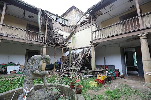 Las obras vienen motivadas por el derrumbe de parte de la cubierta y del corredor interior. 