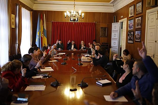 El Pleno extraordinario celebrado ayer en Mieres. 