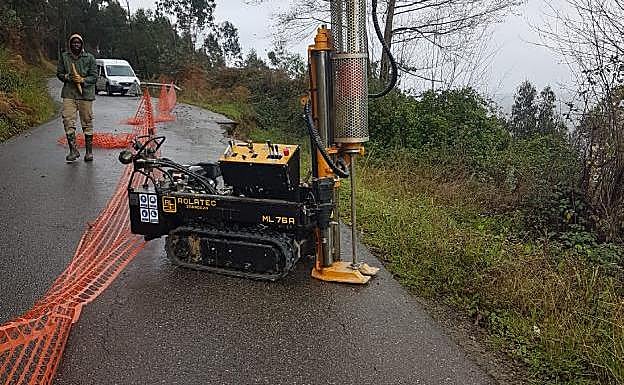 La maquinaria, realizando los estudios necesarios para las obras. 