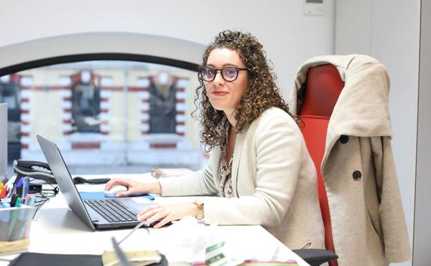 Laura Peña, en las oficinas de Versity de La Curtidora, en Avilés.