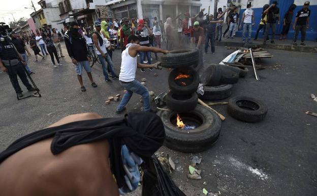 La multitud se enfrenta a las fuerzas de seguridad venezolanas, en la localidad de Ureña.