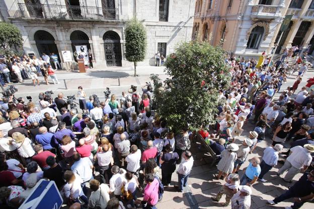 Decenas de personas se concentraron ante el Ayuntamiento de Llanes cinco días después del asesinato de Javier Ardines para mostrar su repulsa. 