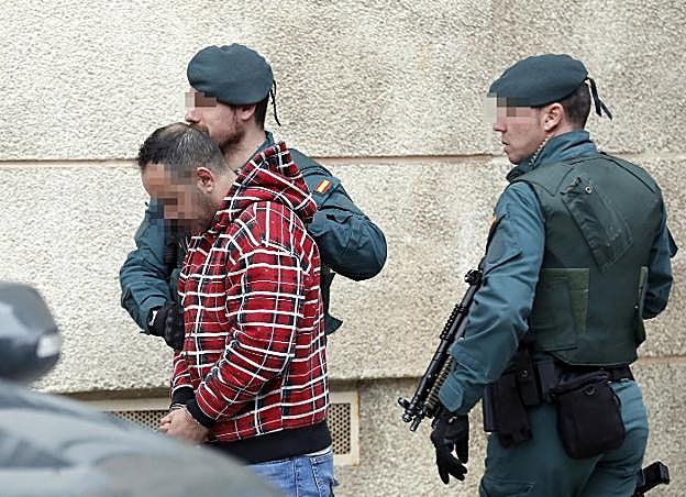 Djelali B., uno de los sicarios, esposado tras ser detenido en Bilbao.