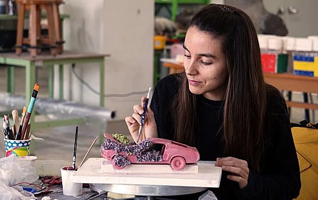 Noemí Iglesias, en Corea, con uno de sus trabajos. 