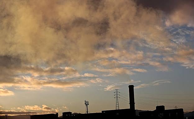 Contaminación atamosférica sobre el Oeste de Gijón el pasado mes de enero.