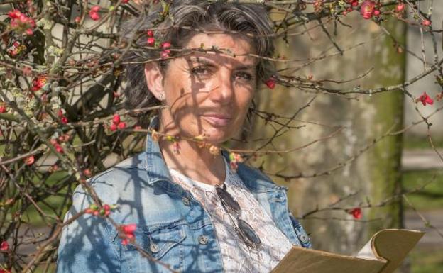 Mercedes de Soignie, con los versos de su tía-bisabuela hallados en el archivo familiar. A la derecha, uno de los poemas. 