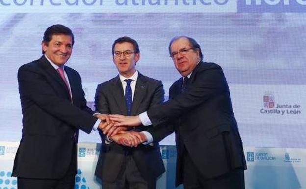 El presidente de la Junta de Castilla y León, Juan Vicente Herrera, junto a los presidentes de Galicia, Alberto Núñez-Feijóo, y de Asturias, Javier Fernández.