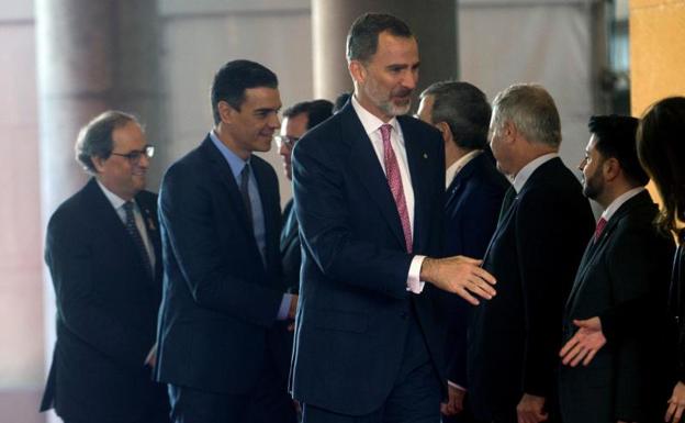 El rey Felipe VI, Pedro Sánchez y Quim Torra, (d-i), durante la inauguración del MWC.