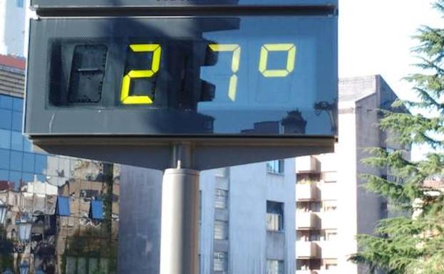Un termómetro regristra temperaturas de 27 grados en la zona de Llamaquique en Oviedo. 