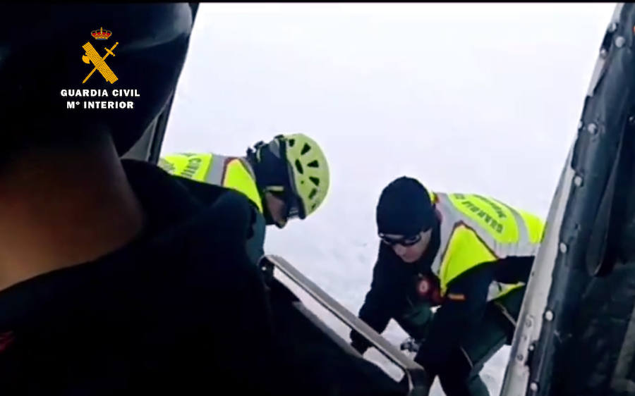 Un vecino de Arenas de Cabrales, Félix Moradiellos López, falleció ayer mientras practicaba esquí en solitario en la zona cántabra del Macizo Oriental de los Picos de Europa.