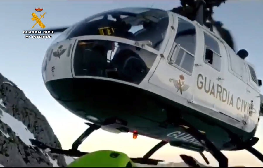 Un vecino de Arenas de Cabrales, Félix Moradiellos López, falleció ayer mientras practicaba esquí en solitario en la zona cántabra del Macizo Oriental de los Picos de Europa.