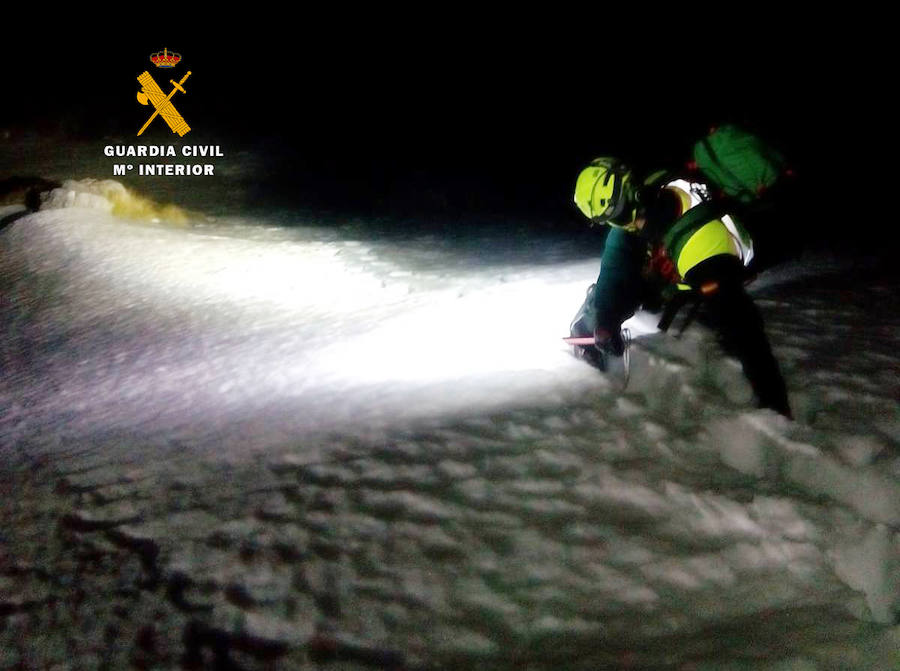 Un vecino de Arenas de Cabrales, Félix Moradiellos López, falleció ayer mientras practicaba esquí en solitario en la zona cántabra del Macizo Oriental de los Picos de Europa.