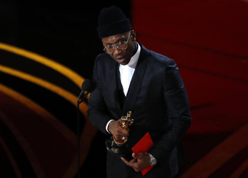 El actor Mahershala Ali recoge el Oscar al 'mejor actor de reparto' por 'Green Book'.