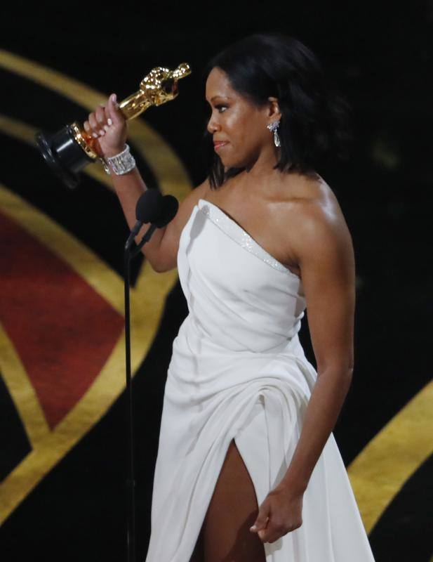 Regina King agradece su Oscar como 'mejor actriz' de reparto, en la que ha sido su primera nominación, por 'El Blues de Beale Street'. 