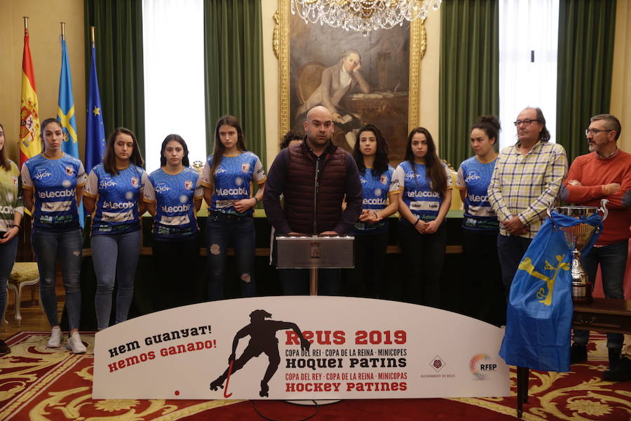 «Hemos ganado». Es el lema de la pancarta con la que representantes de todos los grupos políticos del Ayuntamiento de Gijón han recibido a las jugadoras del Telecable Gijón, flamantes ganadoras de la Copa de la Reina. Deportistas y concejales han celebrado el triunfo en el salón de plenos y han brindado por el brillante palmarés.