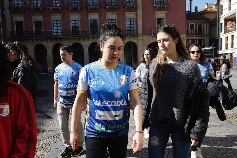 «Hemos ganado». Es el lema de la pancarta con la que representantes de todos los grupos políticos del Ayuntamiento de Gijón han recibido a las jugadoras del Telecable Gijón, flamantes ganadoras de la Copa de la Reina. Deportistas y concejales han celebrado el triunfo en el salón de plenos y han brindado por el brillante palmarés.