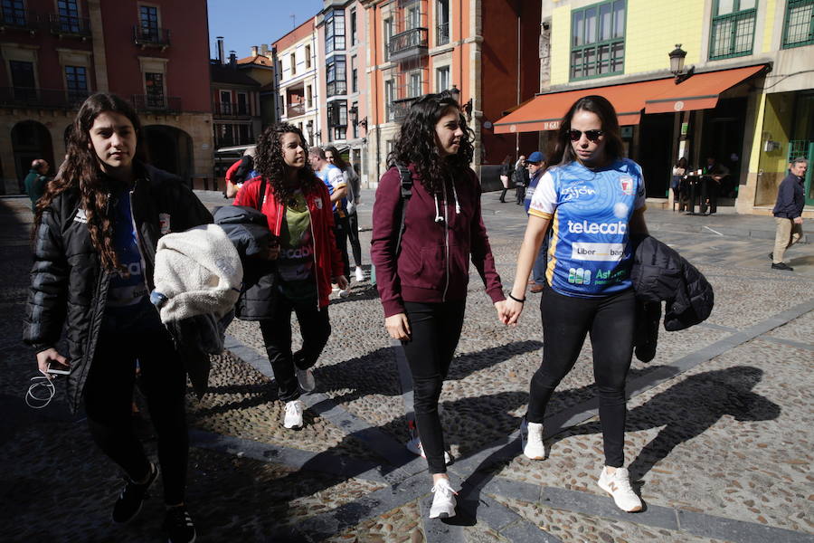 «Hemos ganado». Es el lema de la pancarta con la que representantes de todos los grupos políticos del Ayuntamiento de Gijón han recibido a las jugadoras del Telecable Gijón, flamantes ganadoras de la Copa de la Reina. Deportistas y concejales han celebrado el triunfo en el salón de plenos y han brindado por el brillante palmarés.