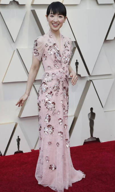 La gurú del orden japonesa Marie Kondo fue a la gala de rosado, con un Jenny Packham con escote en V, todo de encaje y adornado con flores de lentejuelas de rosa oscuro y blanco.